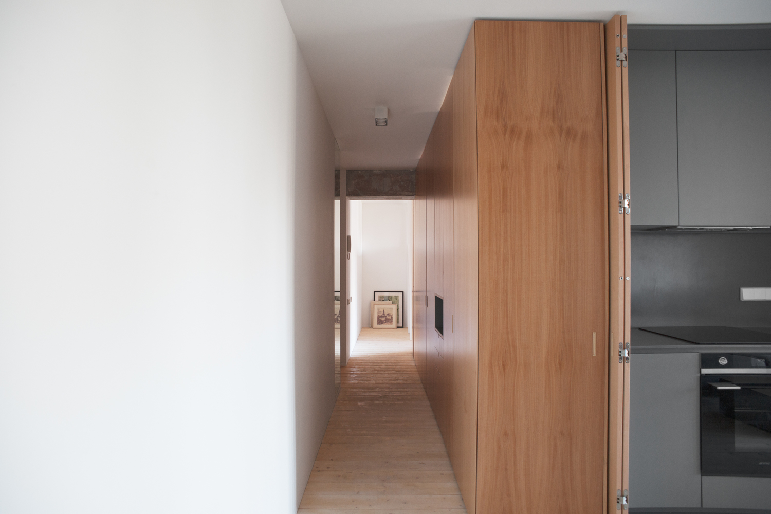 Klein, slim appartement met veel hout THESTYLEBOX