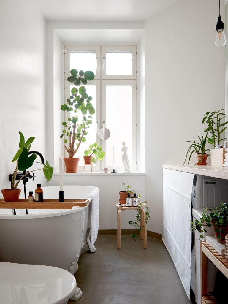 beton cire vloer witte wanden badkamer