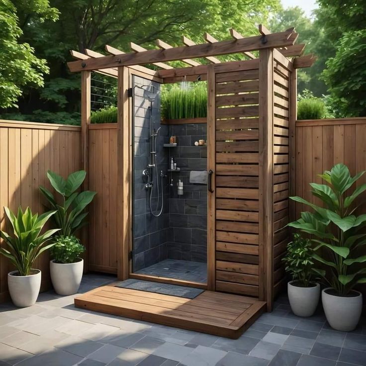 In deze tuin hebben ze een luxe buitendouche et voldoende privacy achterin de tuin geïnstalleerd. 