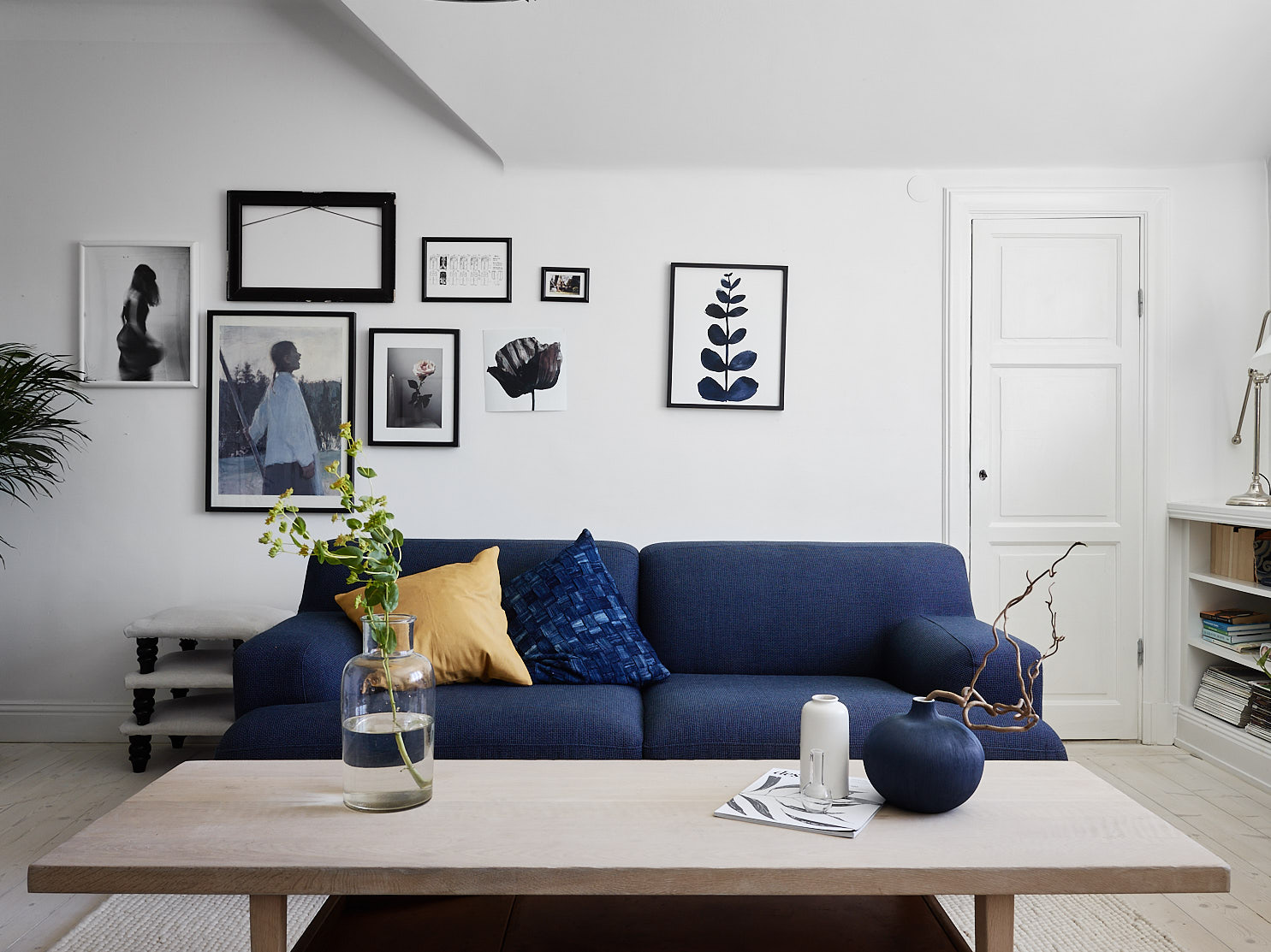 Синий диван в скандинавском стиле