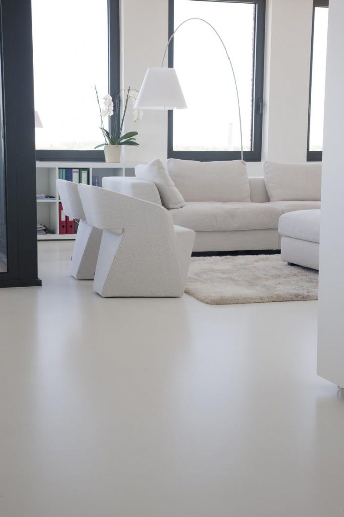 Witte gietvloer woonkamer THESTYLEBOX