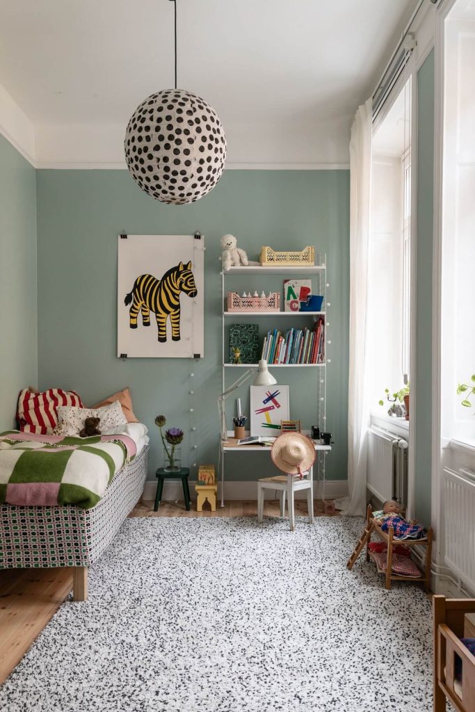 In deze leuke kinderkamer is er zelfs gekozen voor een hoogte van ongeveer 80%.