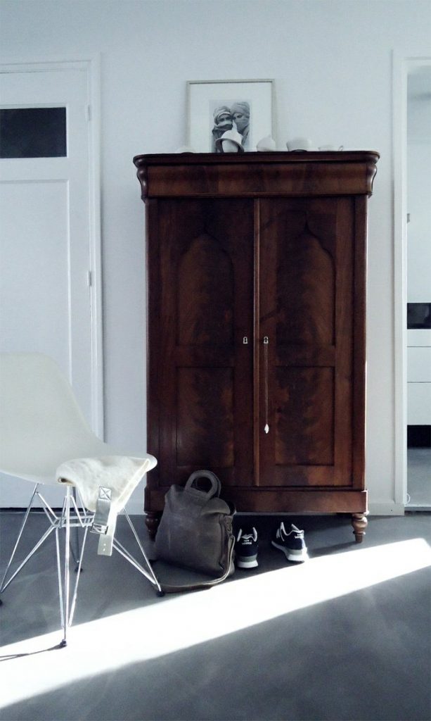 Oude houten kast in de slaapkamer THESTYLEBOX