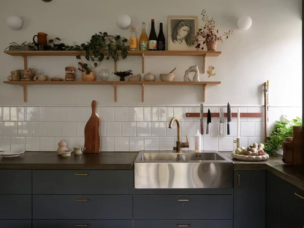 houten wandplanken aan keuken achterwand witte wandtegels