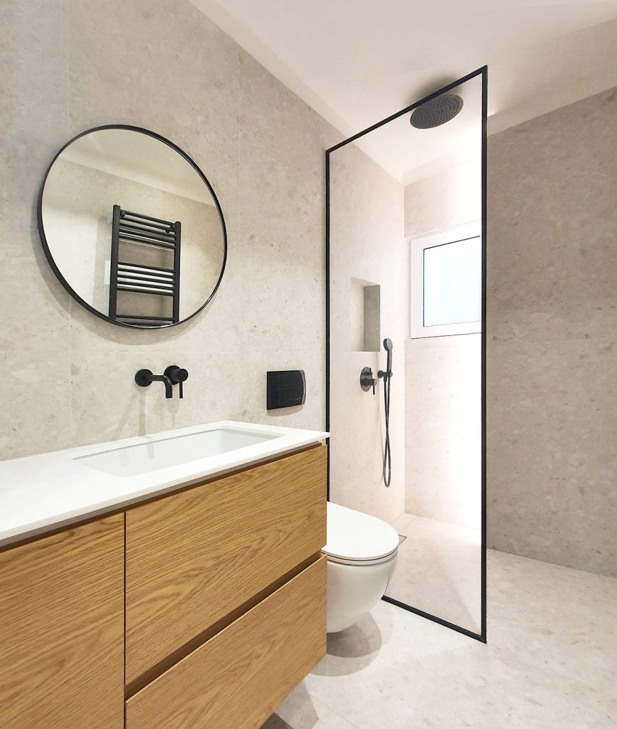 moderne badkamer grijze terrazzo tegels