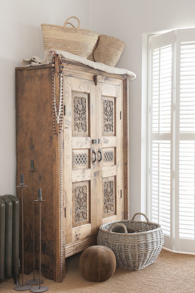 Oude houten kast in de slaapkamer THESTYLEBOX